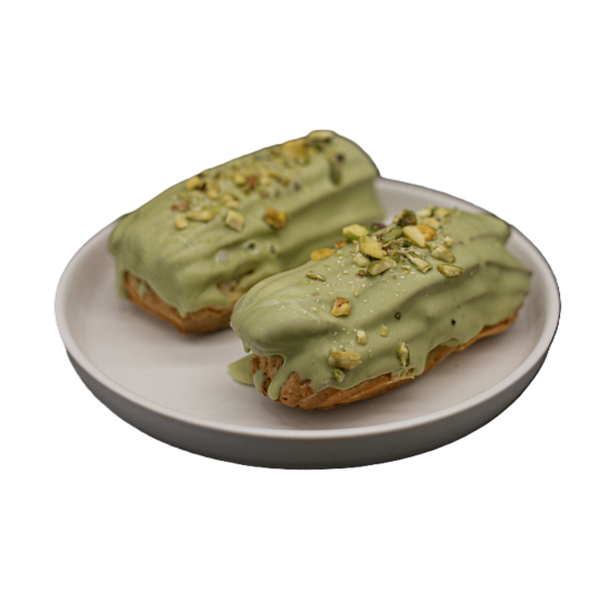 Pistáciové éclair na talířku